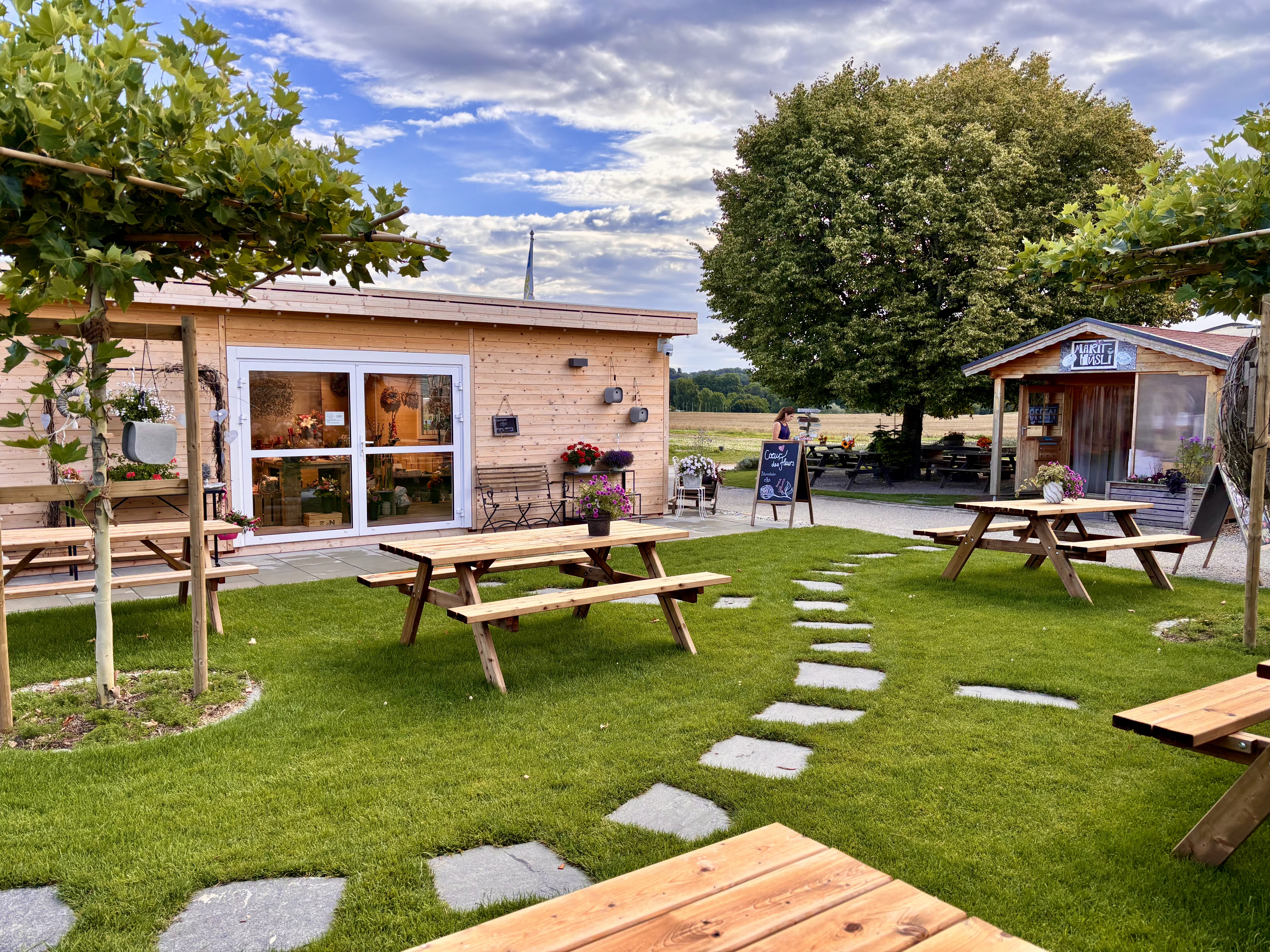 Das Bild zeigt den Innenhof unseres Garten mit den zwei Hofläden.